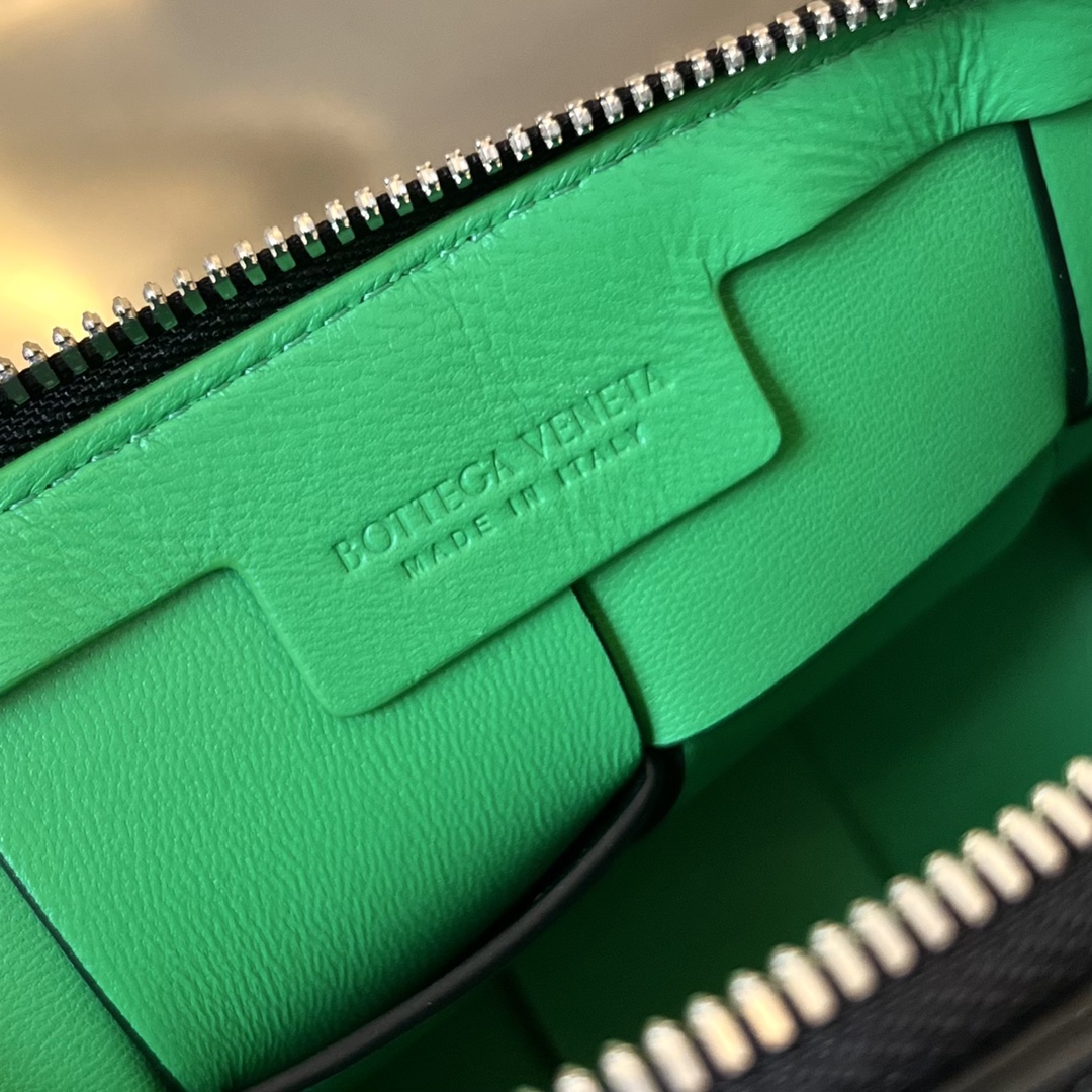 bo*te*ga Ve*ne*ta cassette camera bag