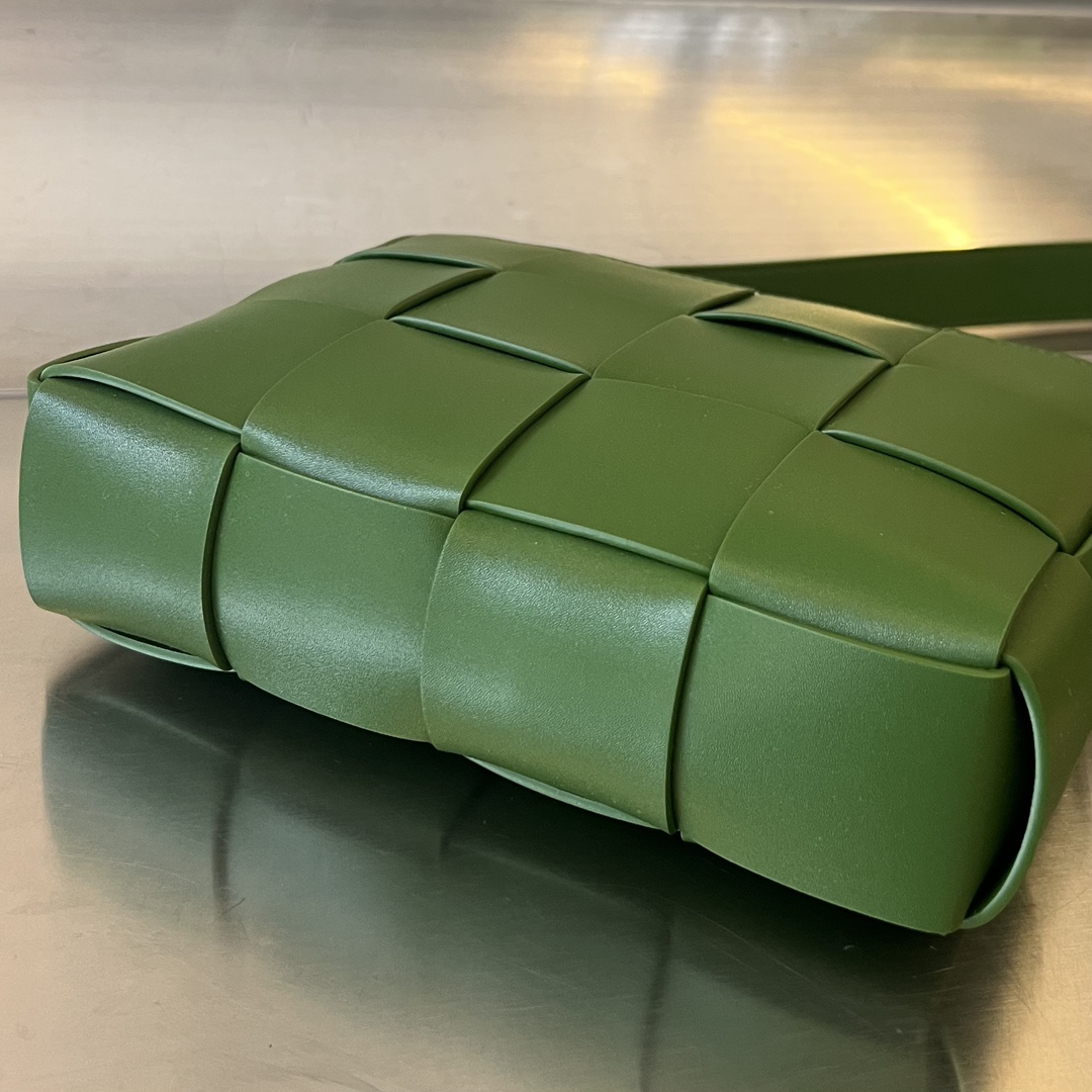 bo*te*ga Ve*ne*ta cassette camera bag