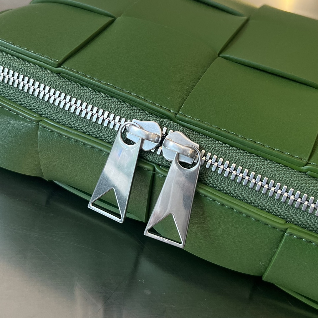 bo*te*ga Ve*ne*ta cassette camera bag