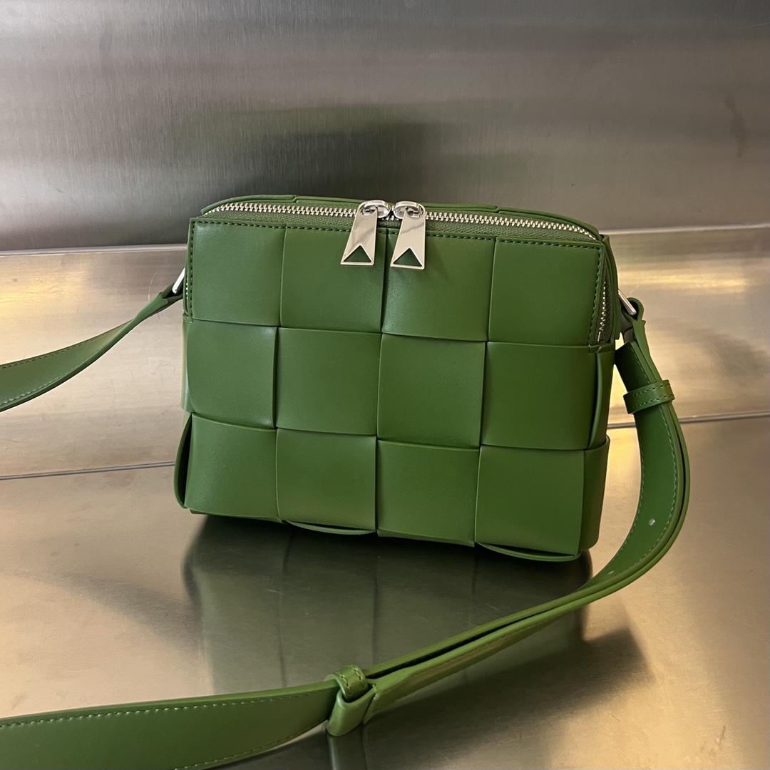 bo*te*ga Ve*ne*ta cassette camera bag