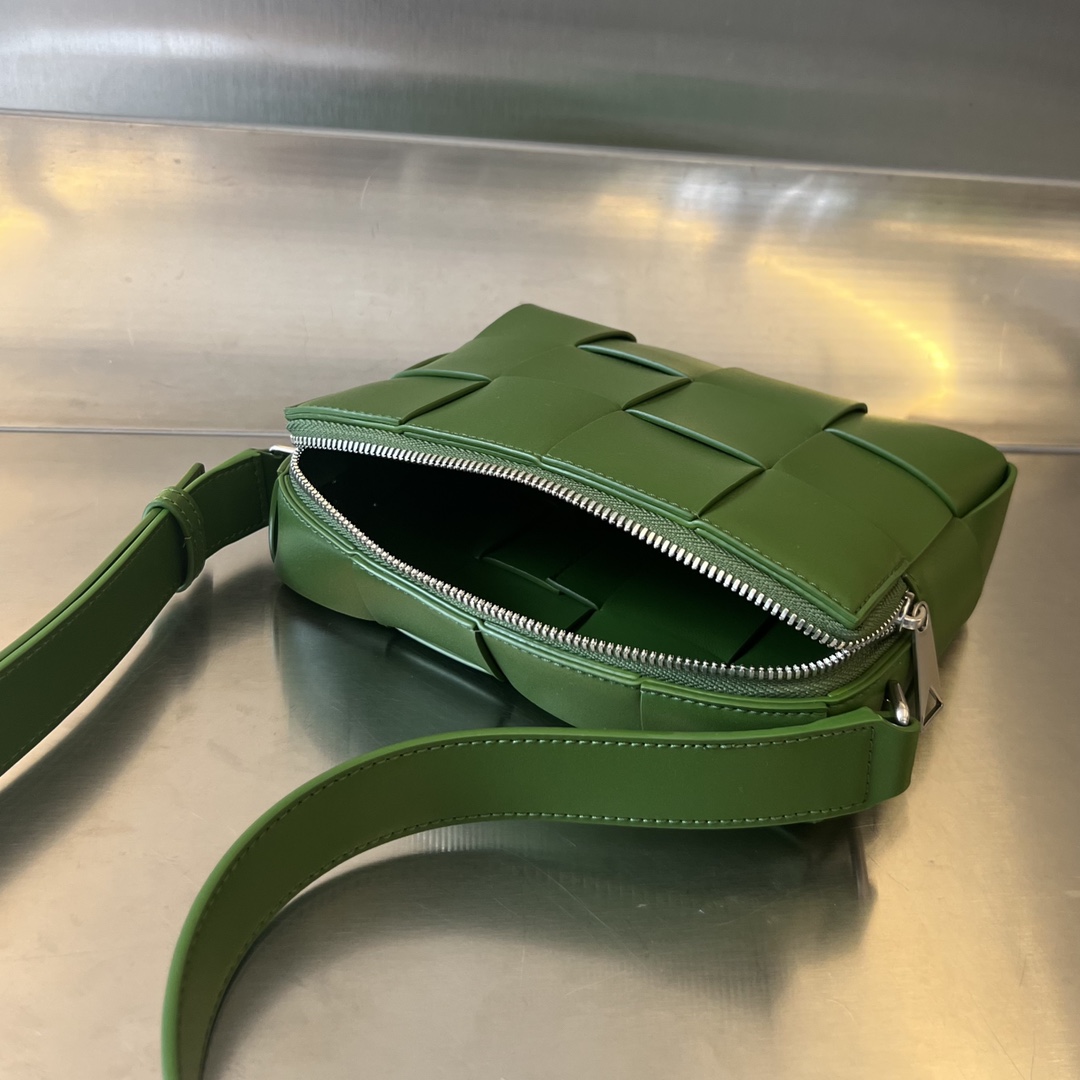 bo*te*ga Ve*ne*ta cassette camera bag