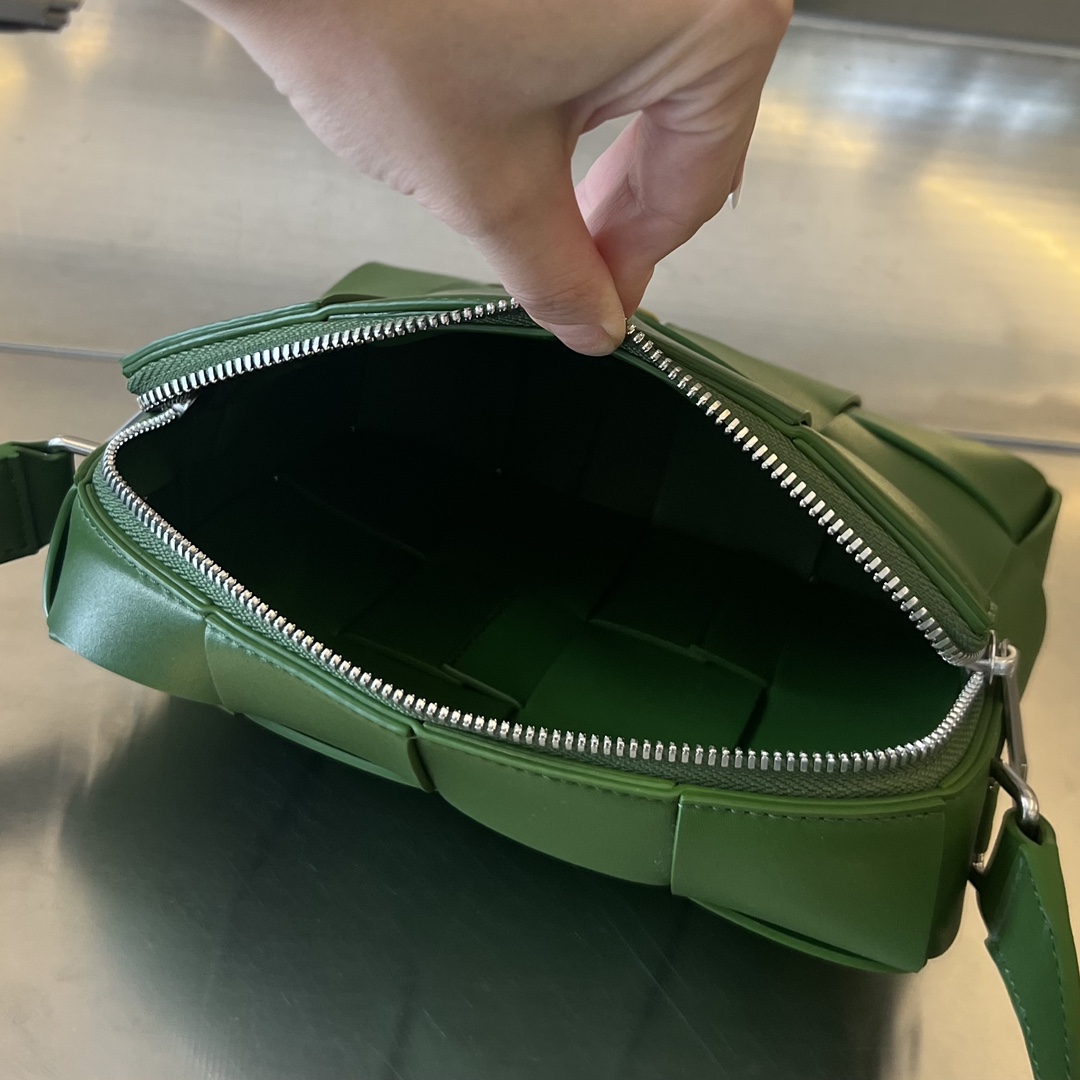 bo*te*ga Ve*ne*ta cassette camera bag