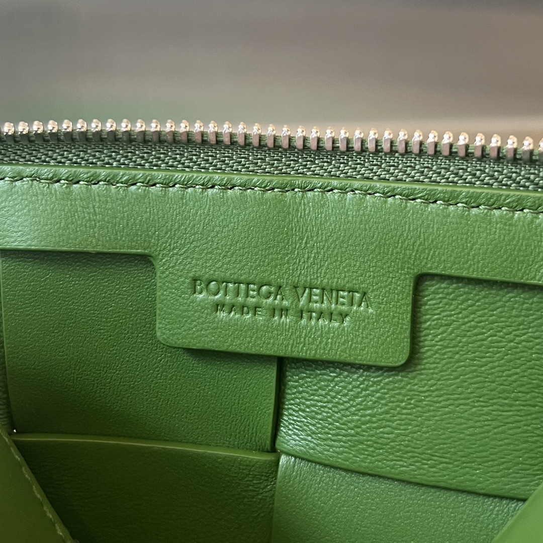 bo*te*ga Ve*ne*ta cassette camera bag