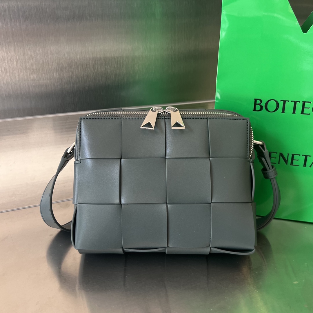 bo*te*ga Ve*ne*ta cassette camera bag