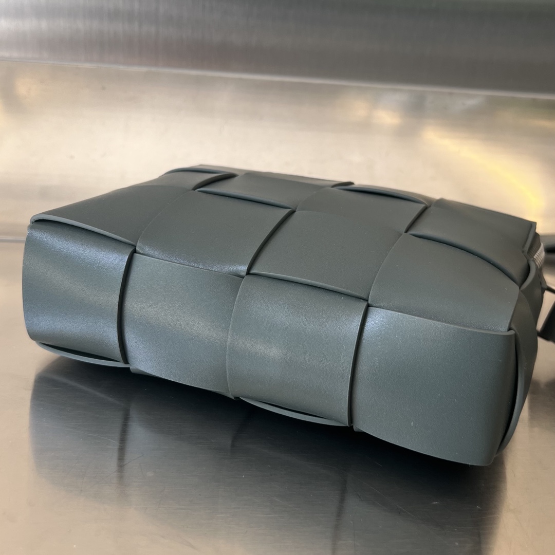 bo*te*ga Ve*ne*ta cassette camera bag