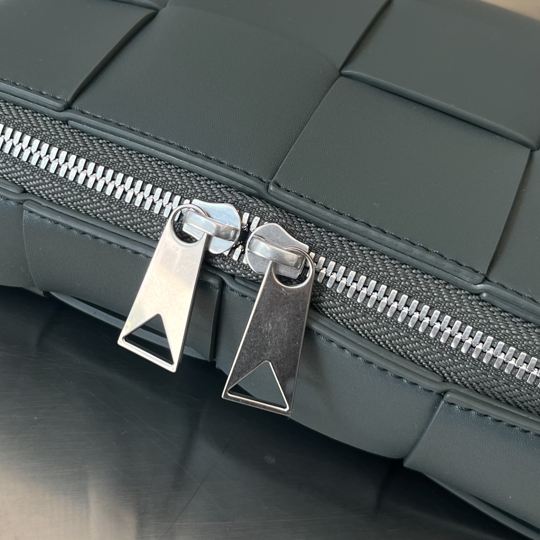 bo*te*ga Ve*ne*ta cassette camera bag