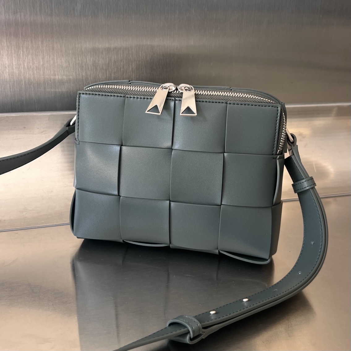 bo*te*ga Ve*ne*ta cassette camera bag