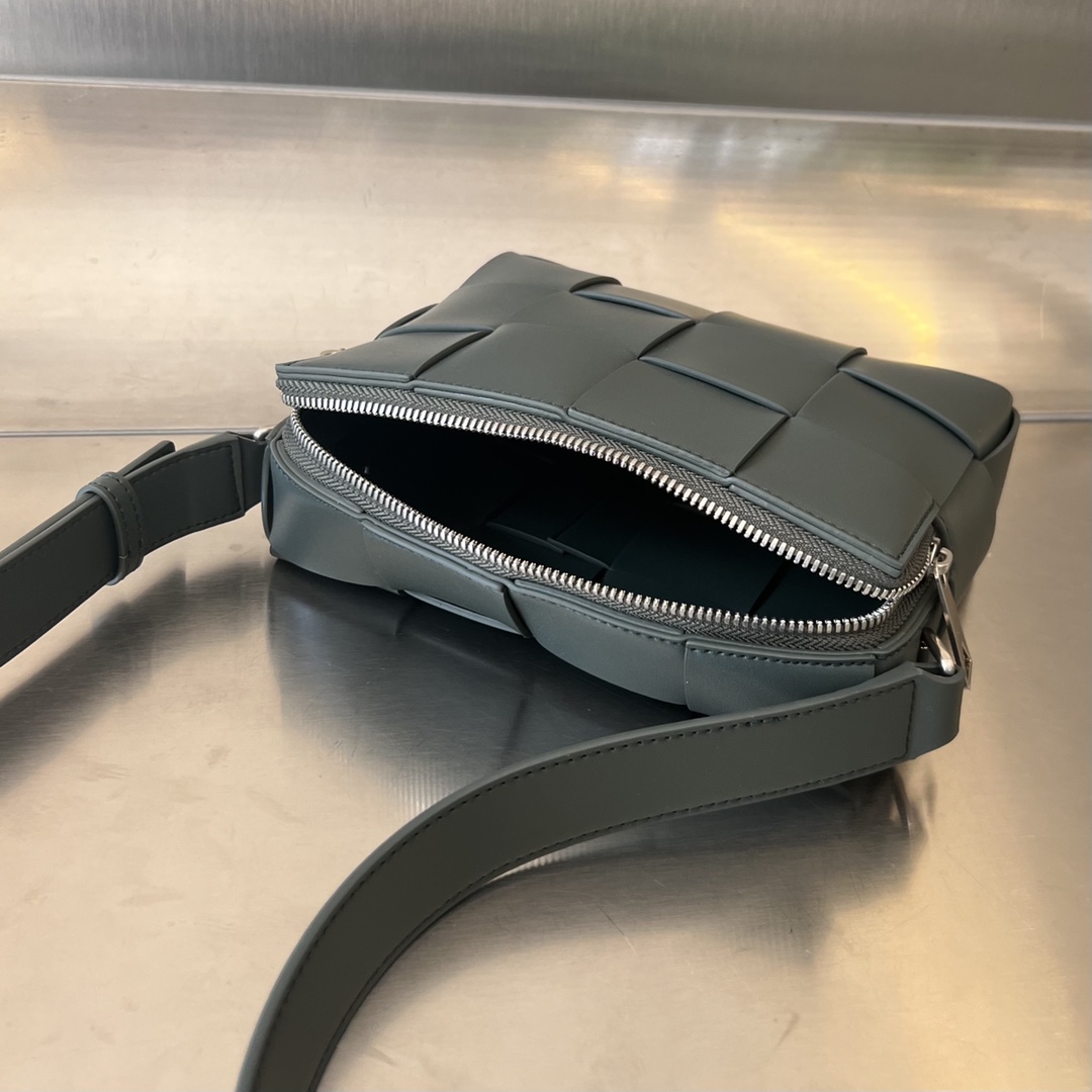 bo*te*ga Ve*ne*ta cassette camera bag