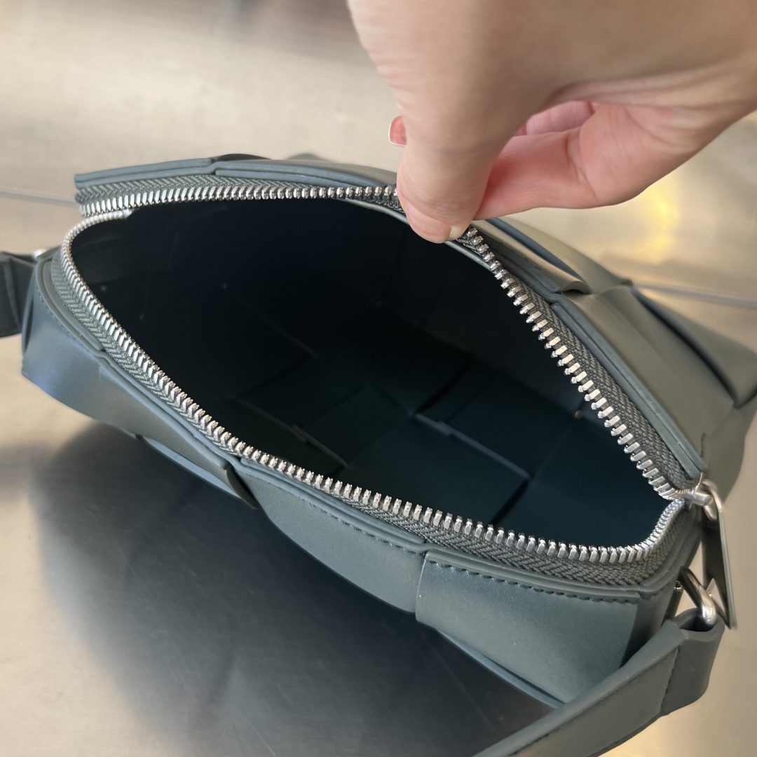 bo*te*ga Ve*ne*ta cassette camera bag