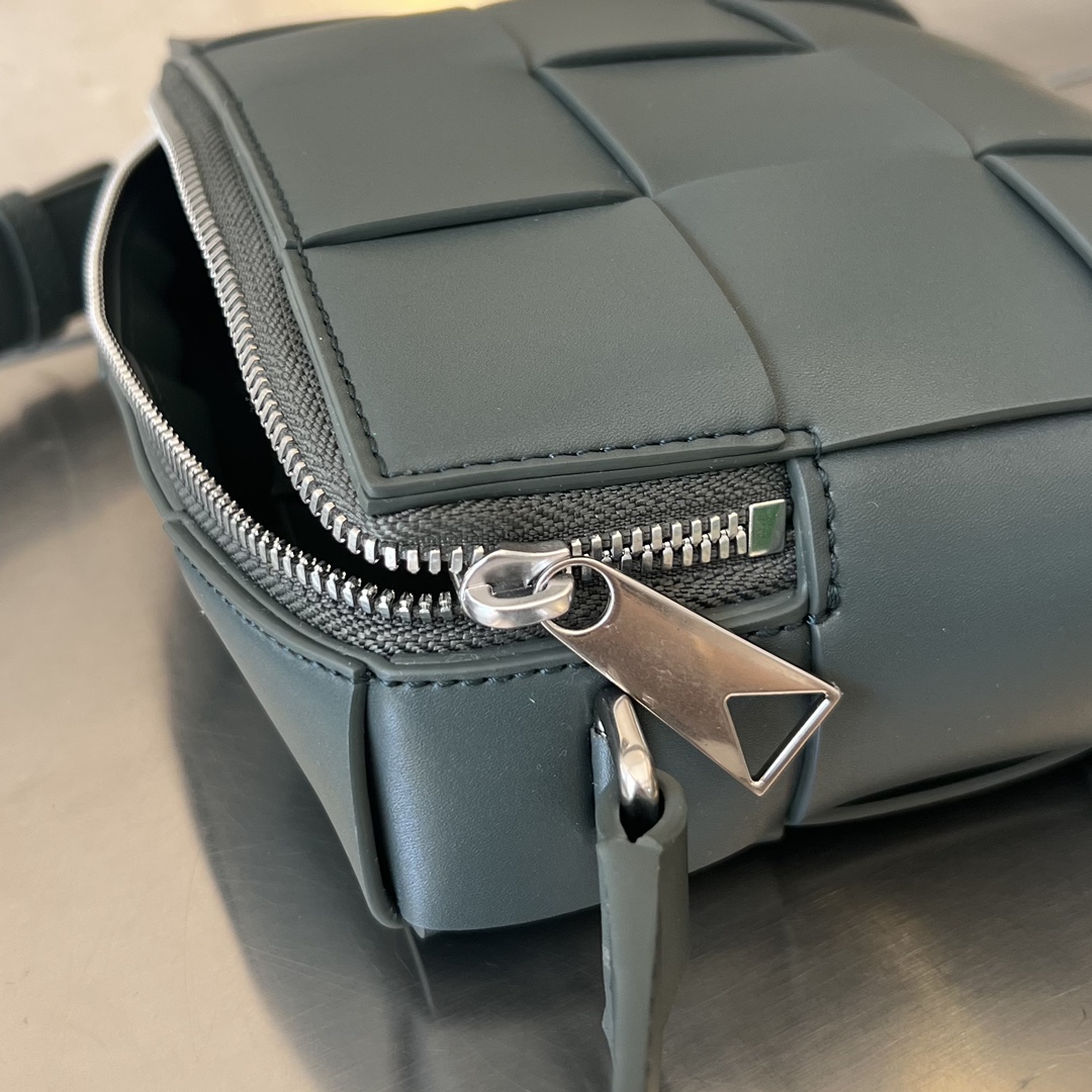 bo*te*ga Ve*ne*ta cassette camera bag