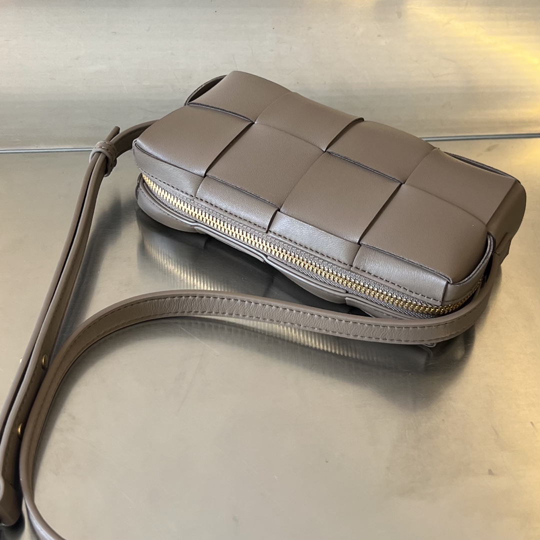 bo*te*ga Ve*ne*ta mini cassette cross-body bag
