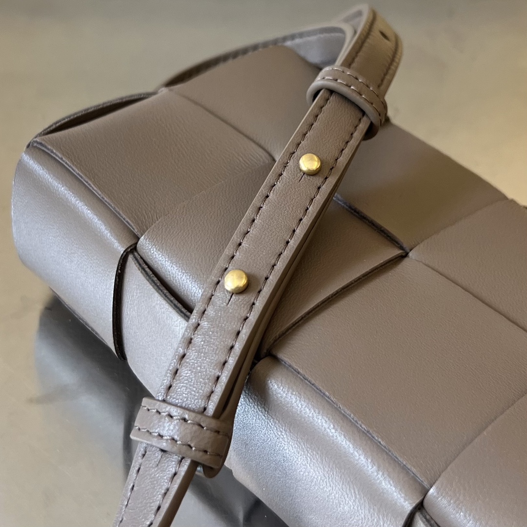 bo*te*ga Ve*ne*ta mini cassette cross-body bag