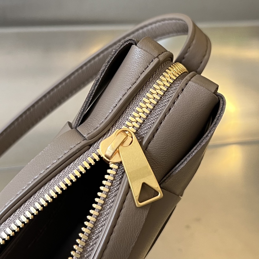 bo*te*ga Ve*ne*ta mini cassette cross-body bag