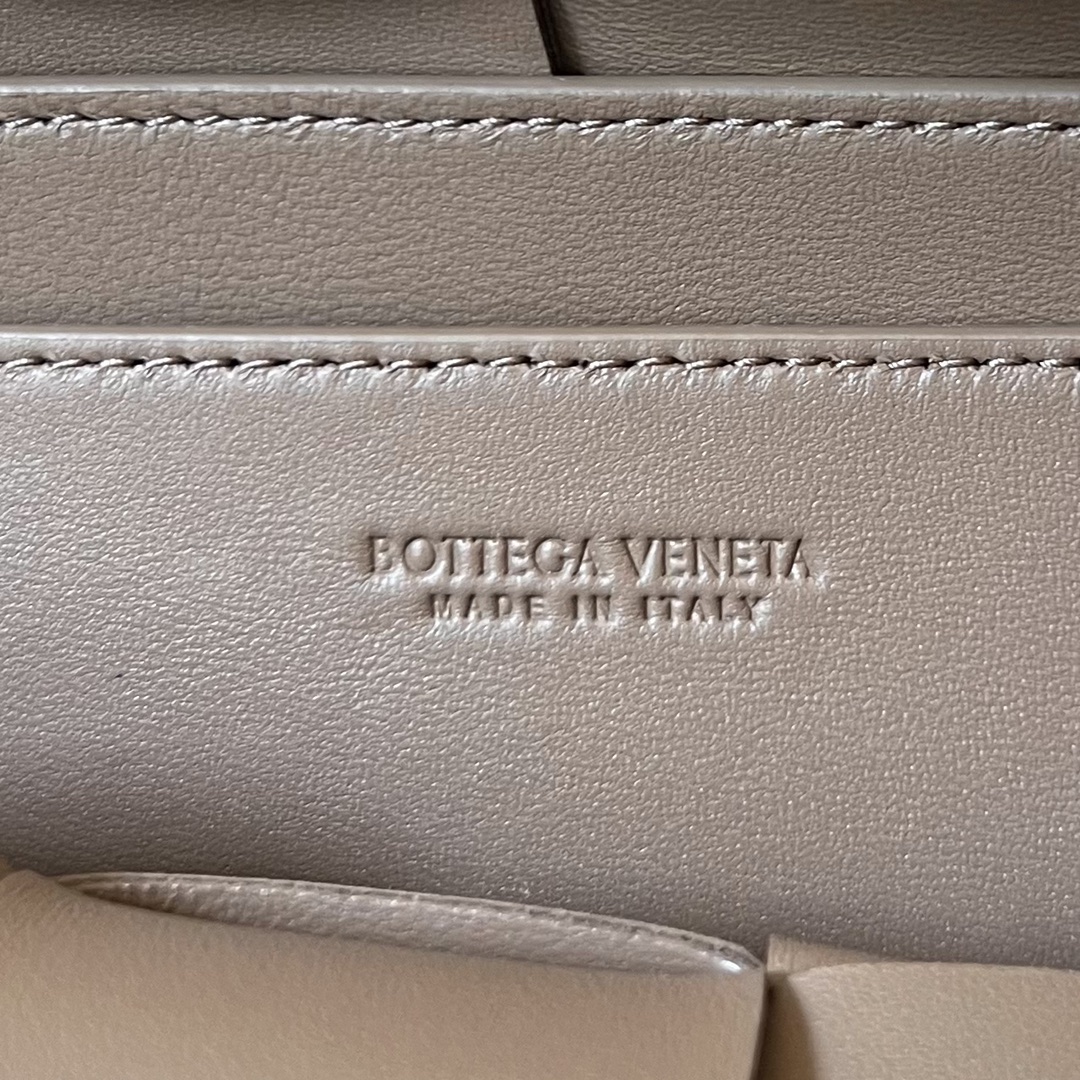 bo*te*ga Ve*ne*ta mini cassette cross-body bag