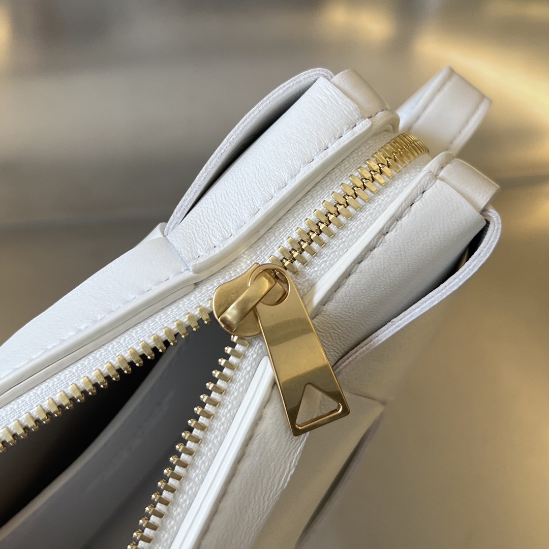 bo*te*ga Ve*ne*ta mini cassette cross-body bag