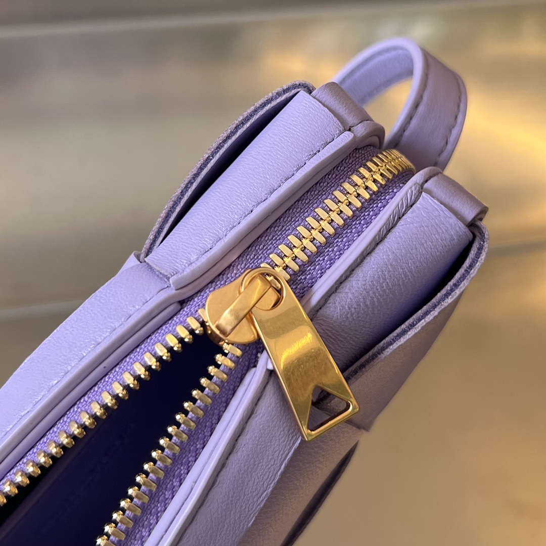 bo*te*ga Ve*ne*ta mini cassette cross-body bag