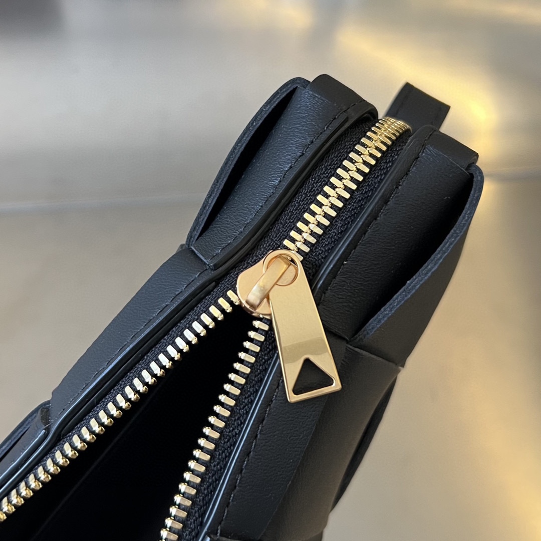 bo*te*ga Ve*ne*ta mini cassette cross-body bag