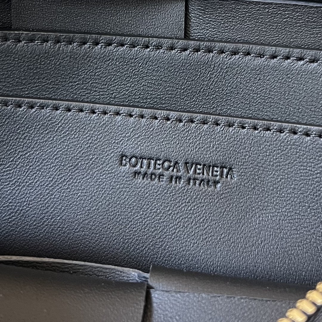 bo*te*ga Ve*ne*ta mini cassette cross-body bag