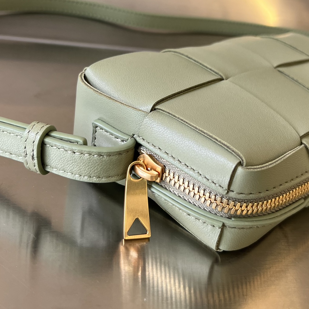 bo*te*ga Ve*ne*ta mini cassette cross-body bag