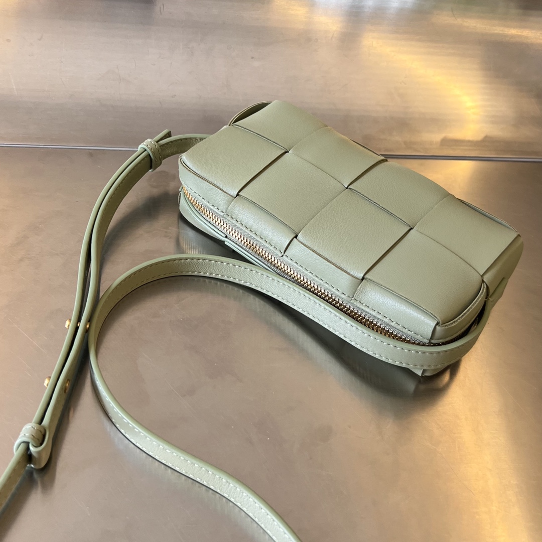 bo*te*ga Ve*ne*ta mini cassette cross-body bag