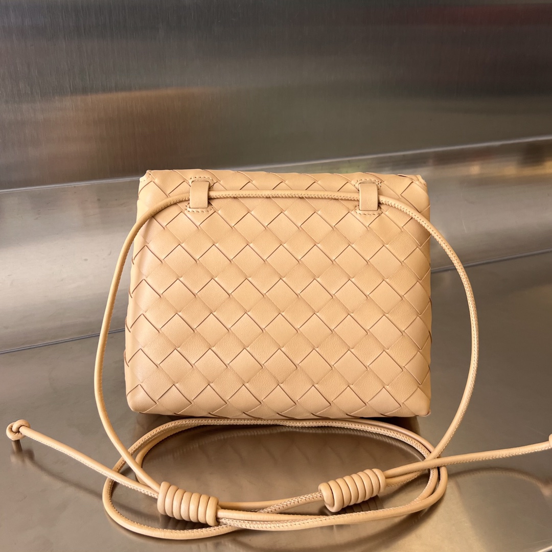bo*te*ga Ve*ne*ta mini intrecciato cross-body bag