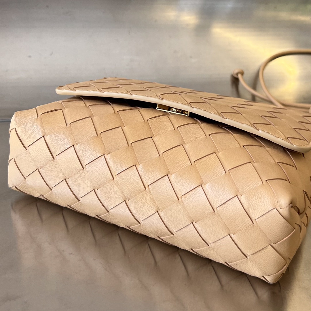bo*te*ga Ve*ne*ta mini intrecciato cross-body bag