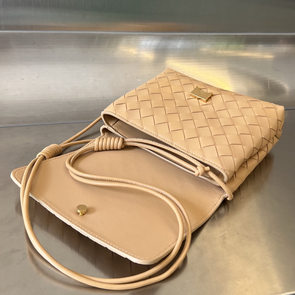 bo*te*ga Ve*ne*ta mini intrecciato cross-body bag