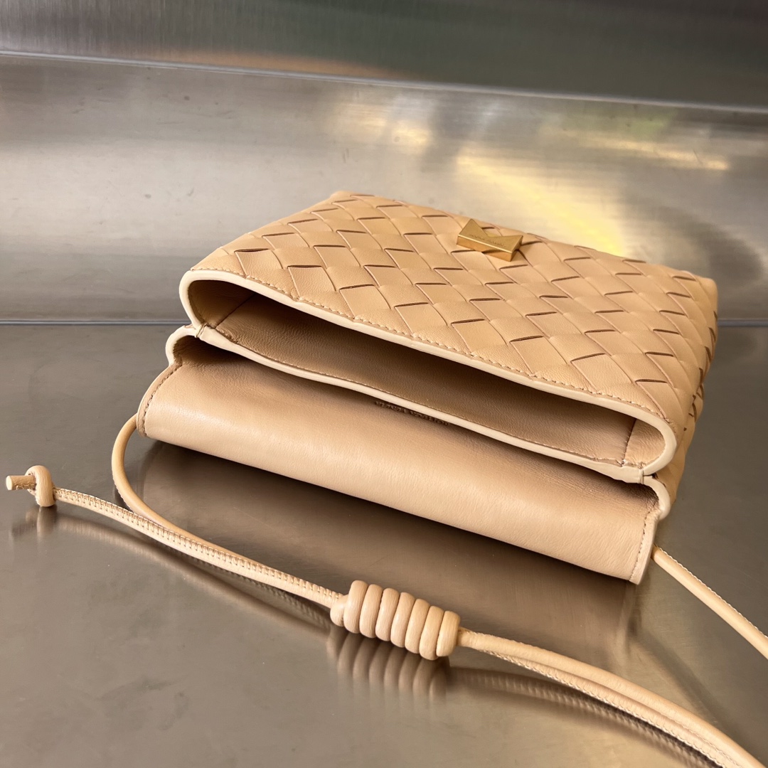 bo*te*ga Ve*ne*ta mini intrecciato cross-body bag