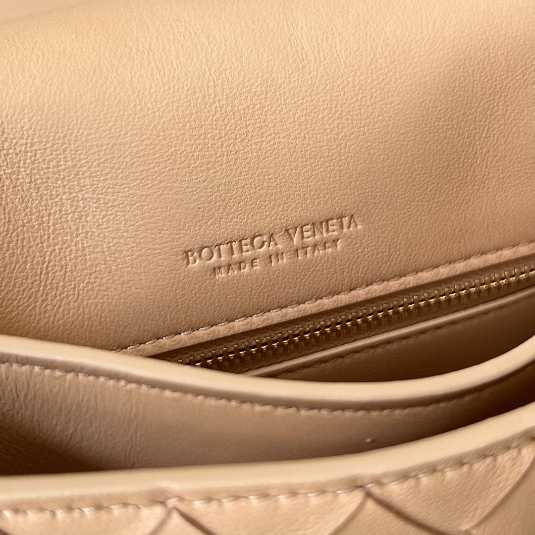 bo*te*ga Ve*ne*ta mini intrecciato cross-body bag