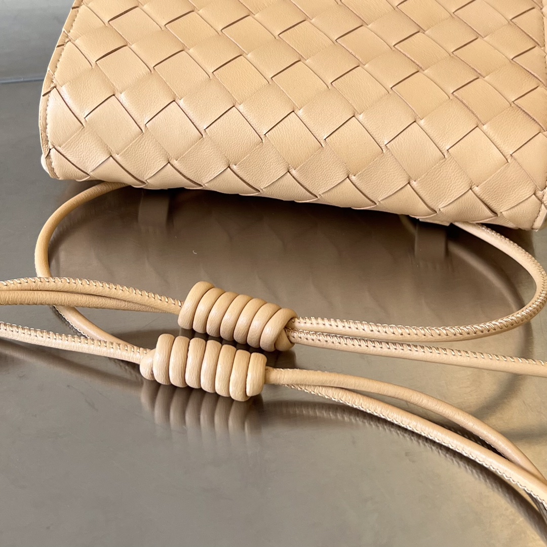 bo*te*ga Ve*ne*ta mini intrecciato cross-body bag