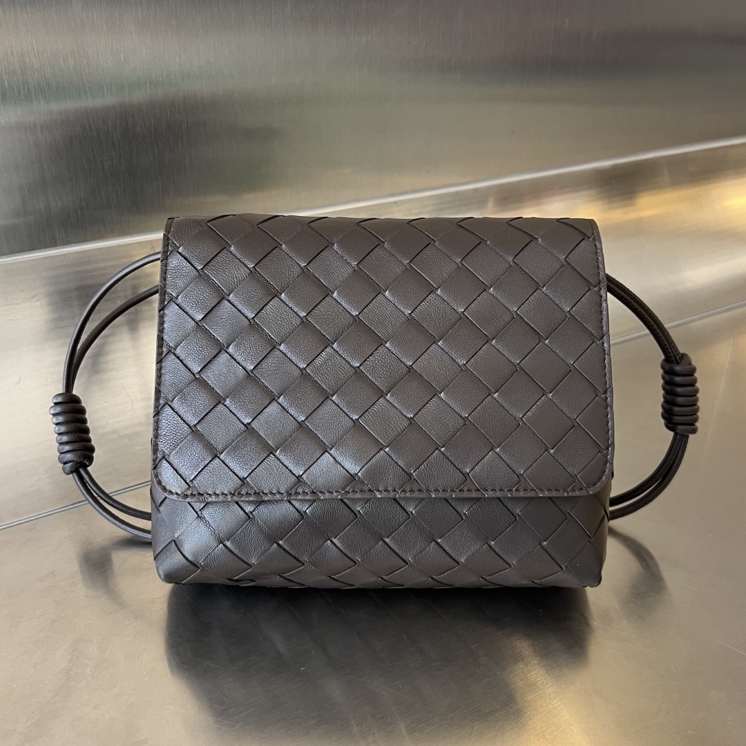 bo*te*ga Ve*ne*ta mini intrecciato cross-body bag