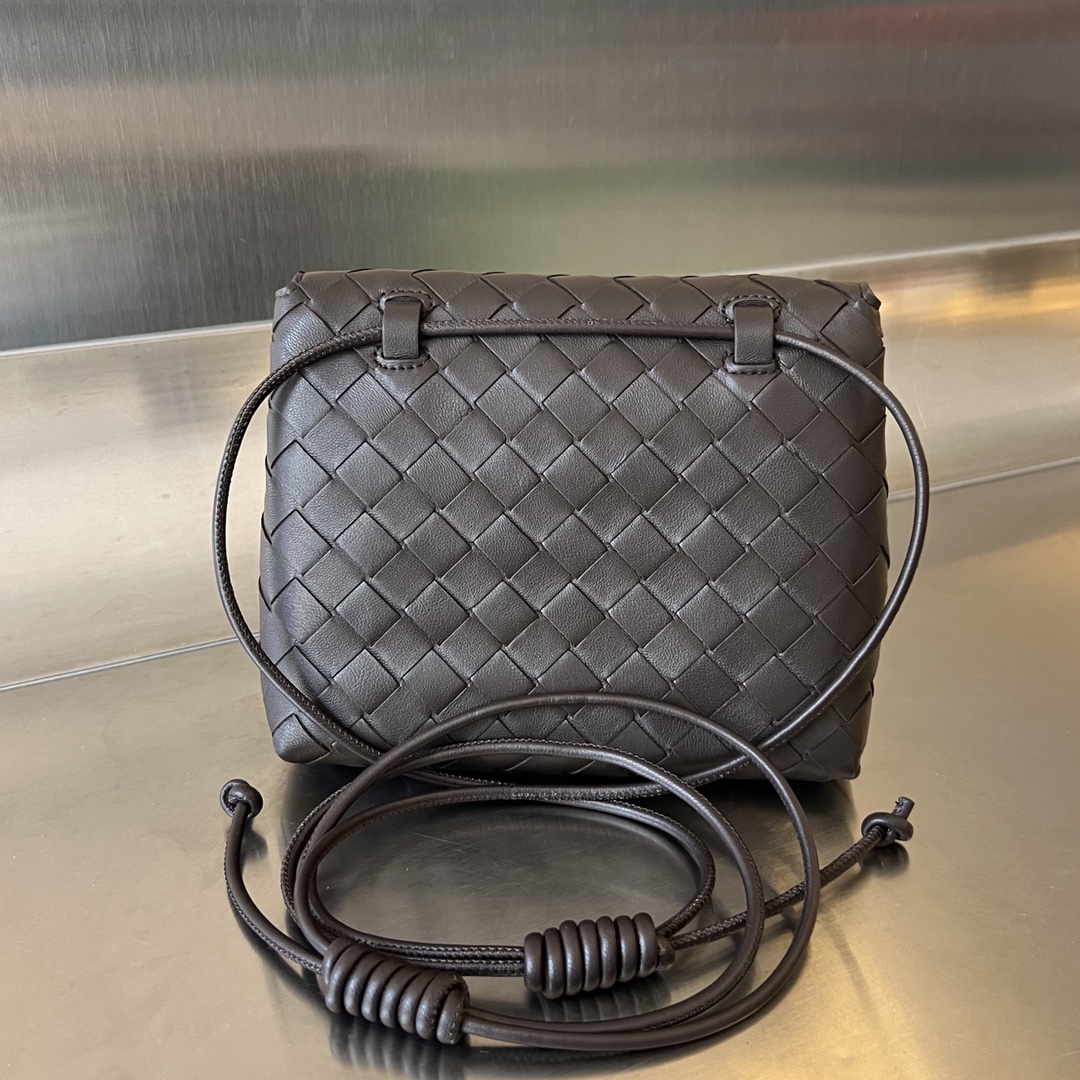 bo*te*ga Ve*ne*ta mini intrecciato cross-body bag