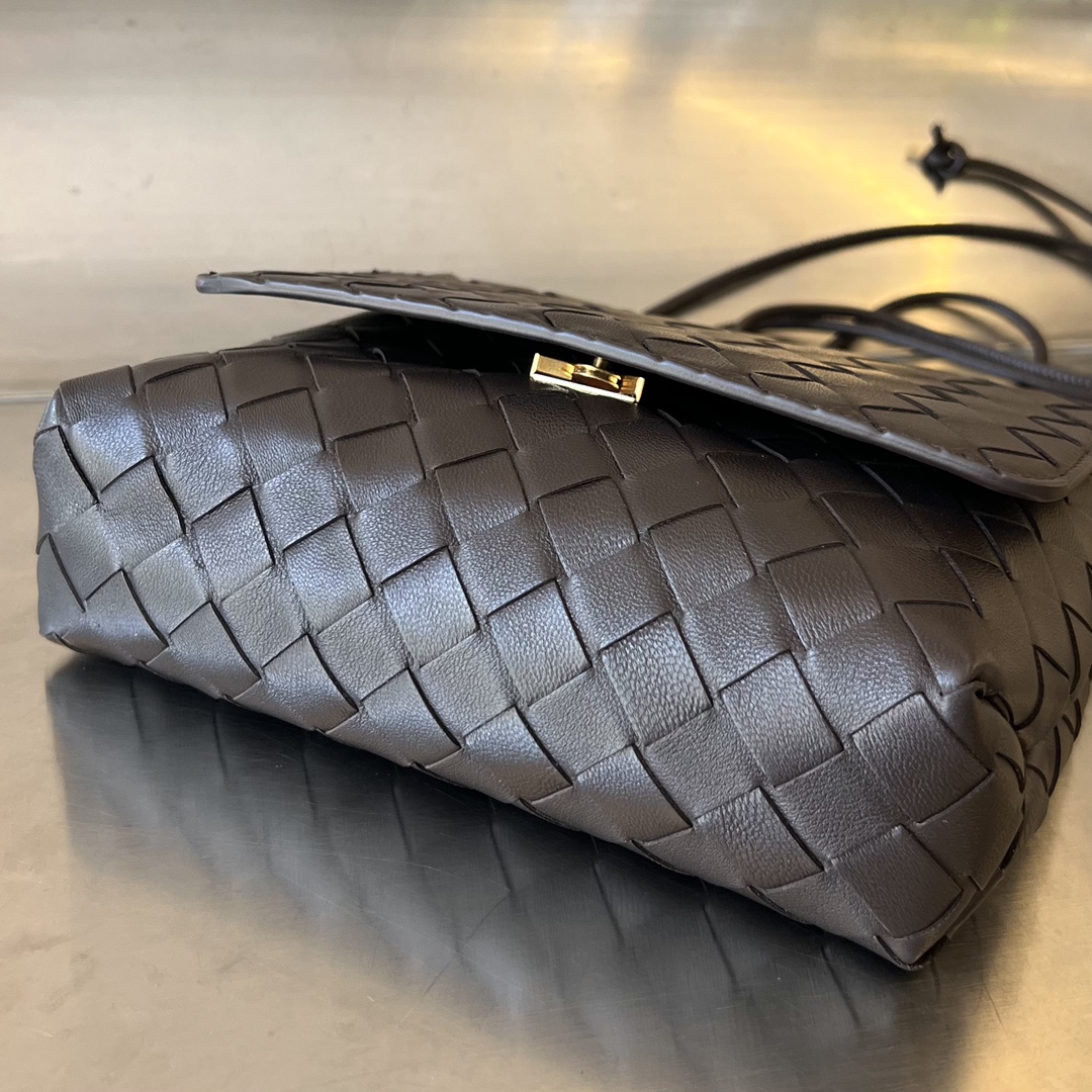 bo*te*ga Ve*ne*ta mini intrecciato cross-body bag