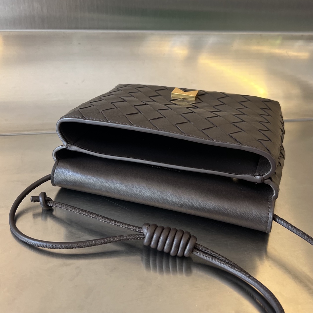 bo*te*ga Ve*ne*ta mini intrecciato cross-body bag