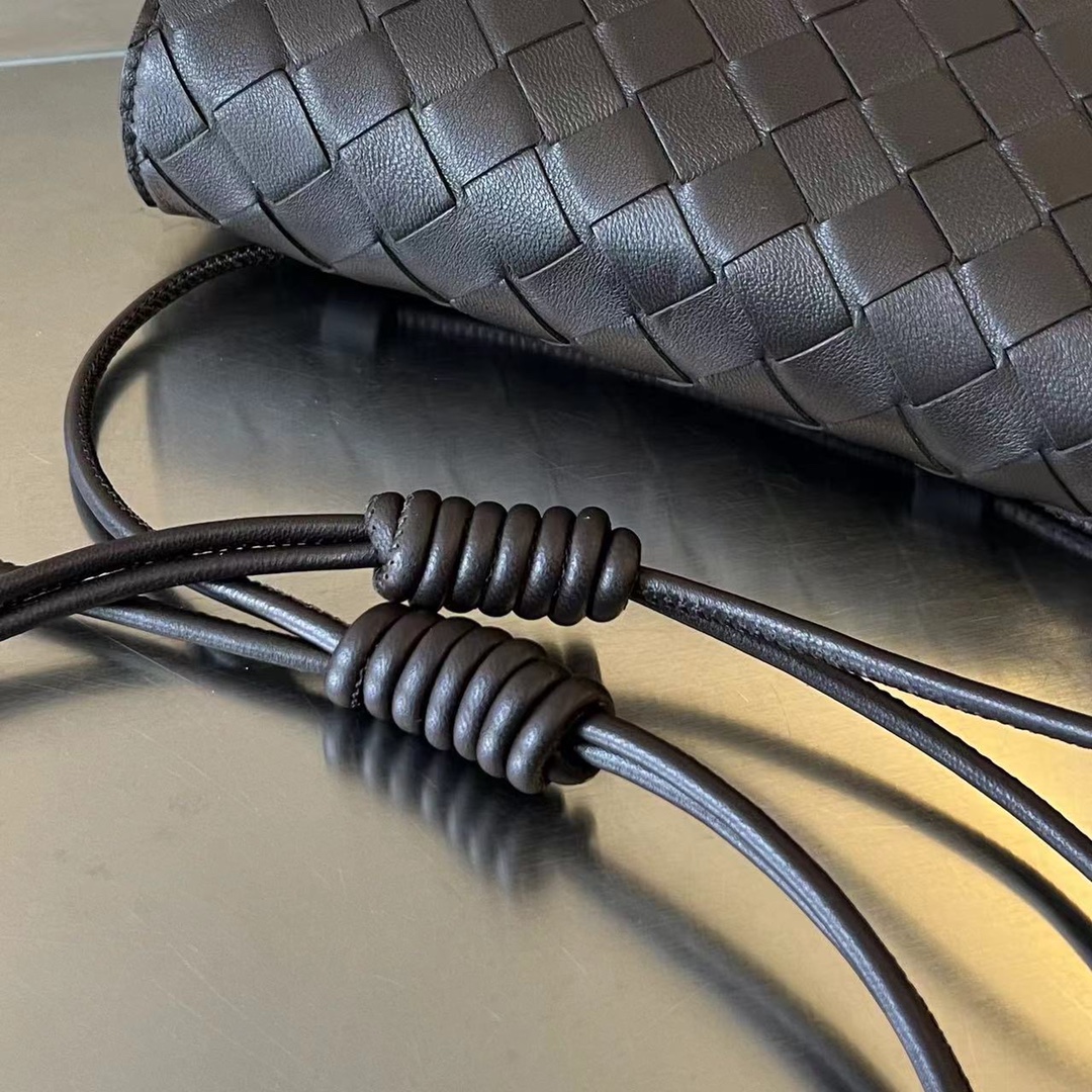 bo*te*ga Ve*ne*ta mini intrecciato cross-body bag