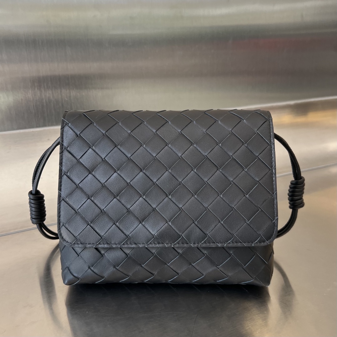 bo*te*ga Ve*ne*ta mini intrecciato cross-body bag