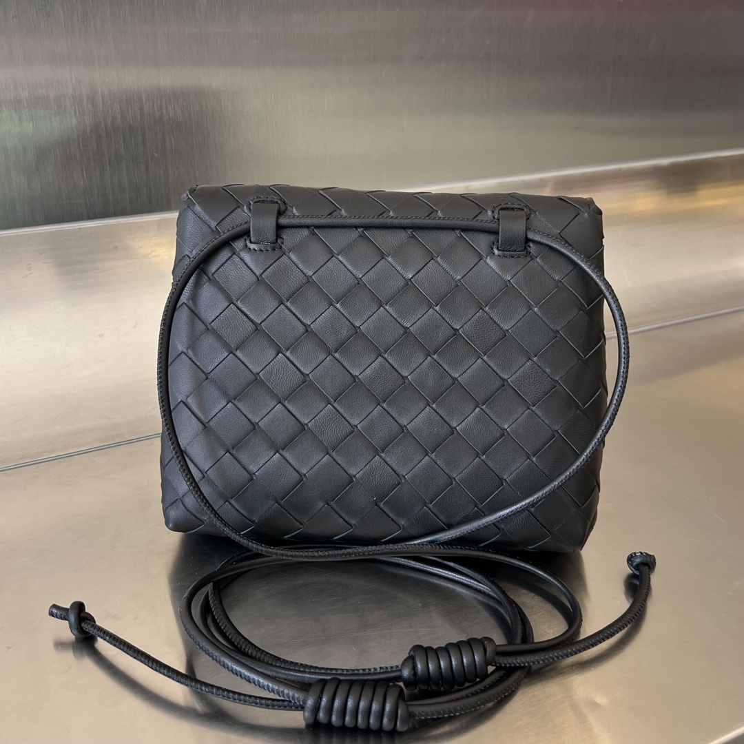bo*te*ga Ve*ne*ta mini intrecciato cross-body bag