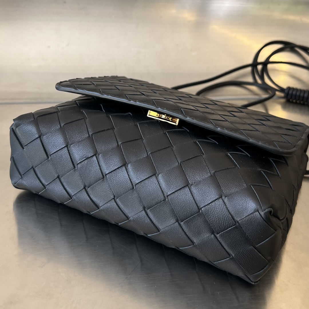 bo*te*ga Ve*ne*ta mini intrecciato cross-body bag