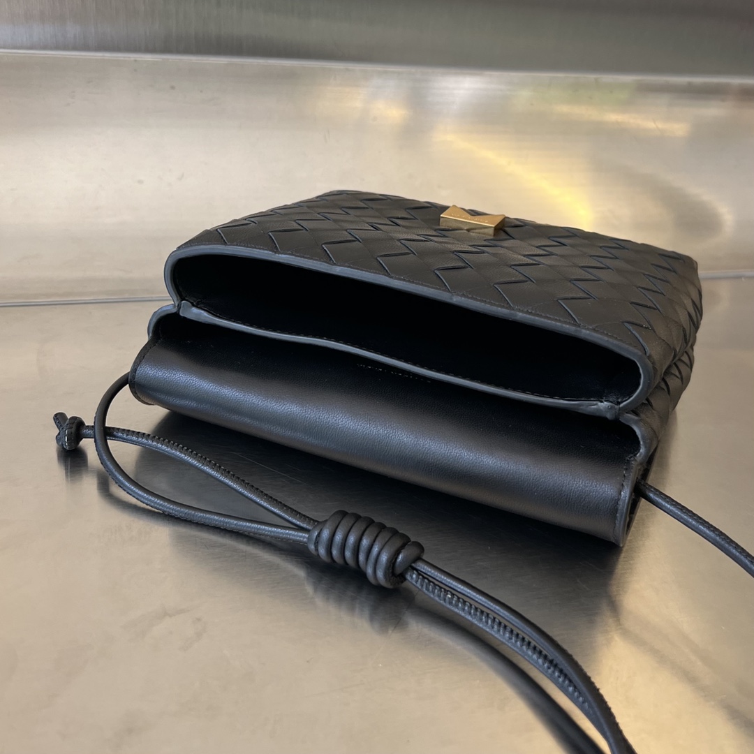 bo*te*ga Ve*ne*ta mini intrecciato cross-body bag
