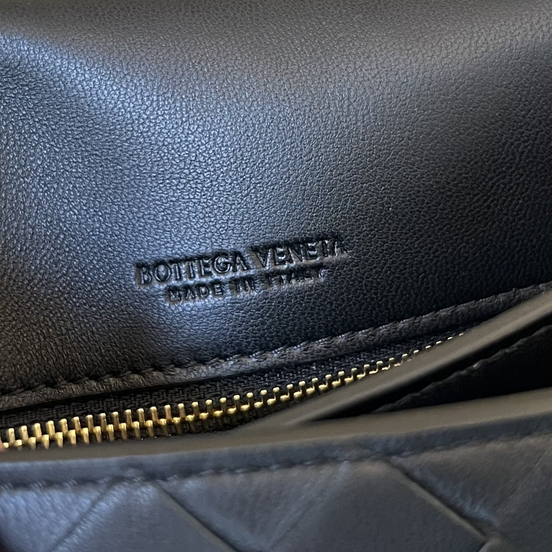 bo*te*ga Ve*ne*ta mini intrecciato cross-body bag