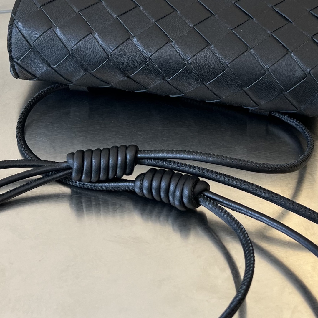 bo*te*ga Ve*ne*ta mini intrecciato cross-body bag