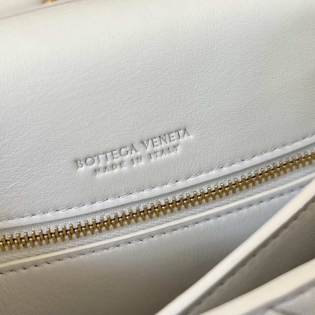 bo*te*ga Ve*ne*ta mini intrecciato cross-body bag