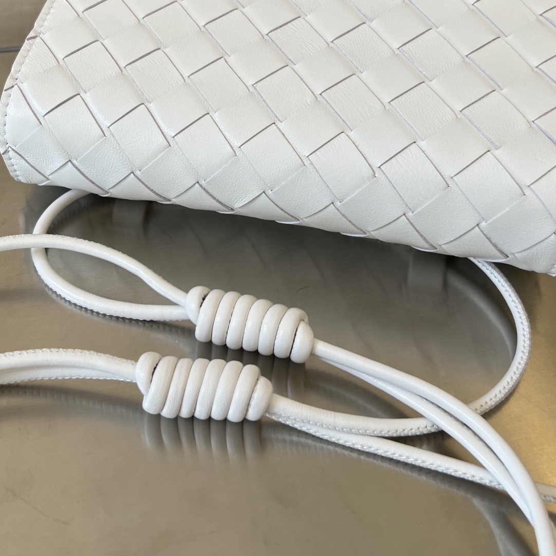 bo*te*ga Ve*ne*ta mini intrecciato cross-body bag