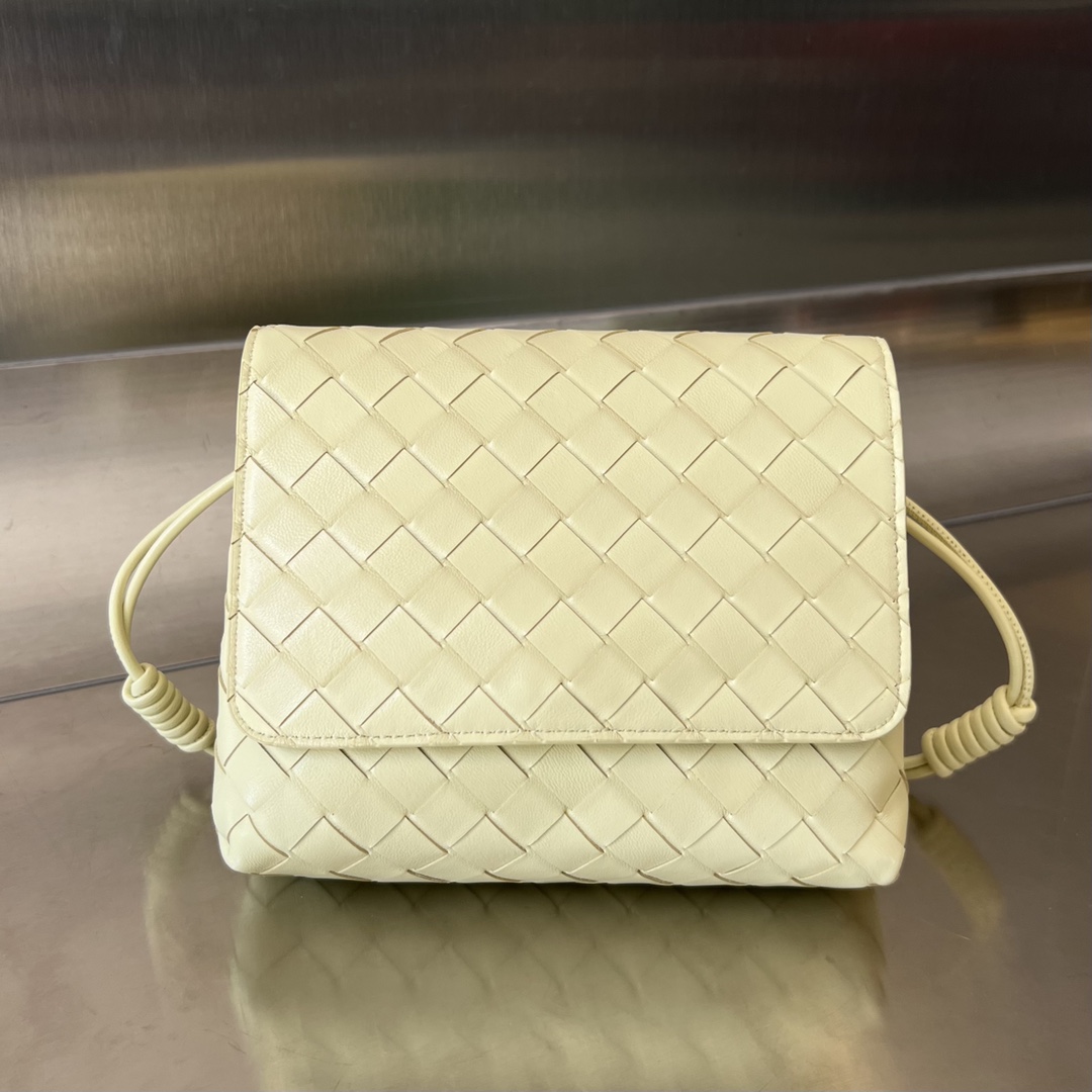 bo*te*ga Ve*ne*ta mini intrecciato cross-body bag