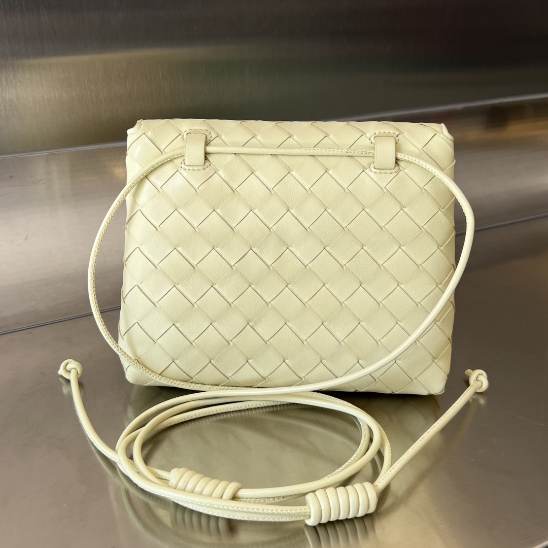 bo*te*ga Ve*ne*ta mini intrecciato cross-body bag