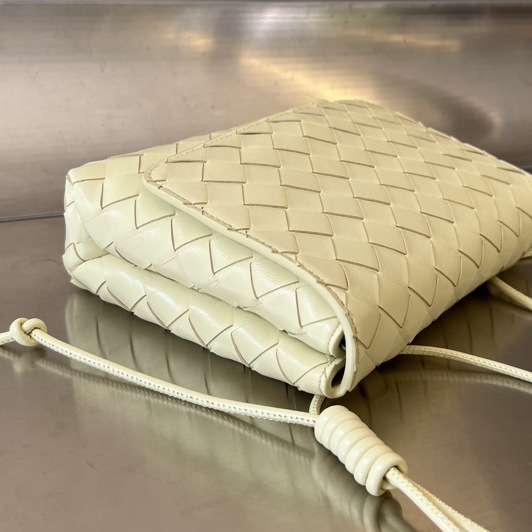 bo*te*ga Ve*ne*ta mini intrecciato cross-body bag