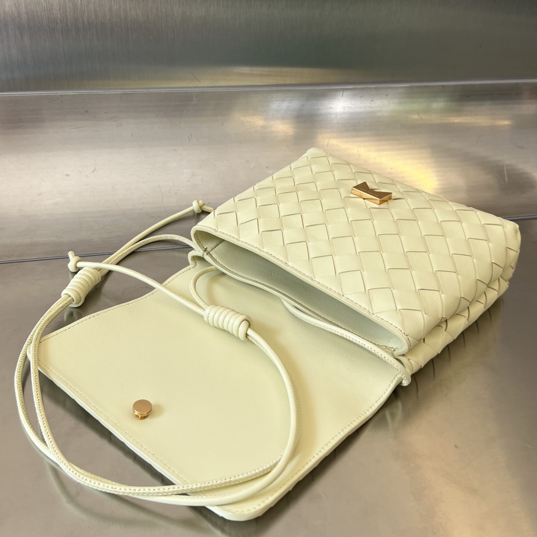 bo*te*ga Ve*ne*ta mini intrecciato cross-body bag
