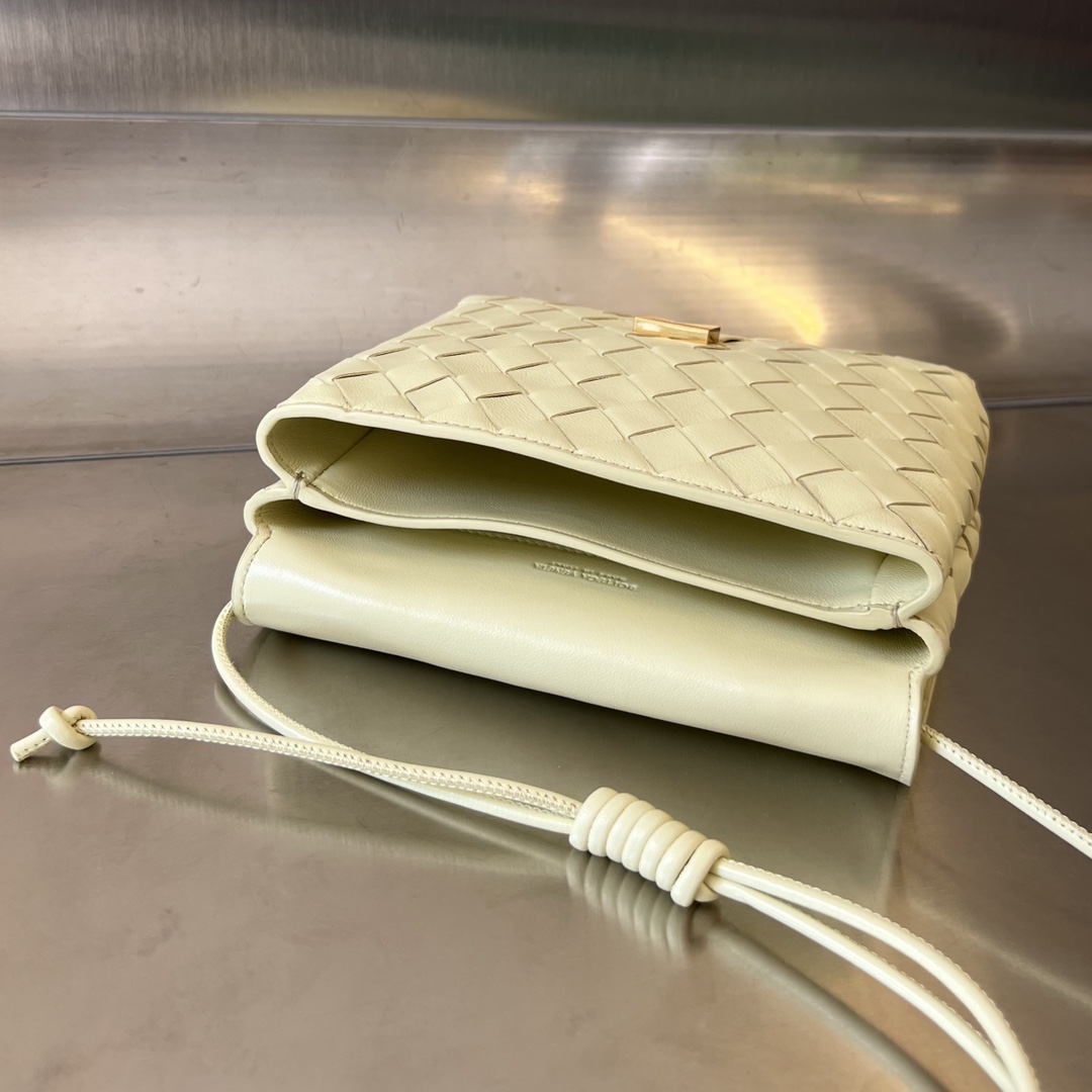 bo*te*ga Ve*ne*ta mini intrecciato cross-body bag