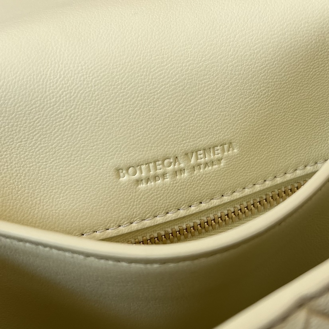 bo*te*ga Ve*ne*ta mini intrecciato cross-body bag