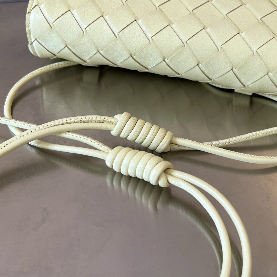 bo*te*ga Ve*ne*ta mini intrecciato cross-body bag